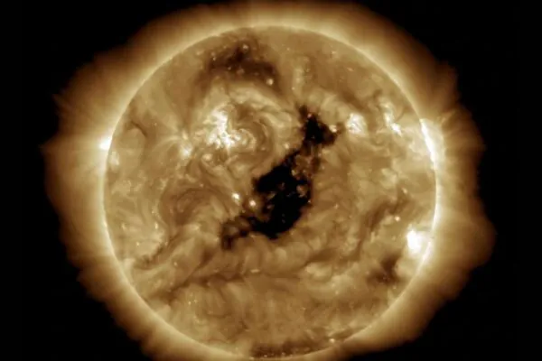 Buraco gigante no Sol pode provocar auroras raras e afetar satélites na Terra. (Imagem: NOAA/GOES)