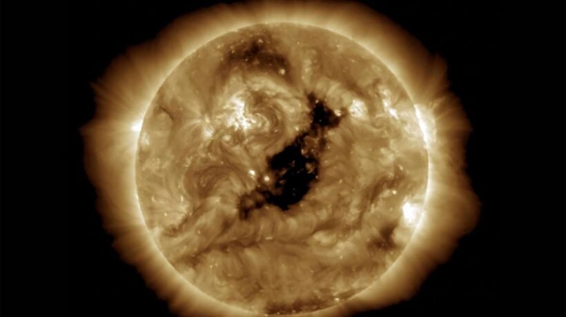 Buraco gigante no Sol pode provocar auroras raras e afetar satélites na Terra. (Imagem: NOAA/GOES)