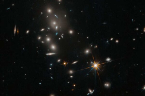 Hubble registrou um gigantesco aglomerado de galáxias localizado a bilhões de anos-luz da Terra. (Imagem: NASA, ESA, H. Ebeling (Universidade do Havaí); Processamento de imagem: G. Kober (NASA/Universidade Católica da América))