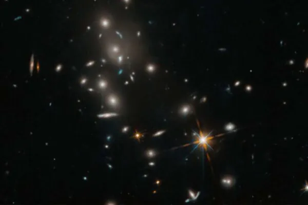 Hubble registrou um gigantesco aglomerado de galáxias localizado a bilhões de anos-luz da Terra. (Imagem: NASA, ESA, H. Ebeling (Universidade do Havaí); Processamento de imagem: G. Kober (NASA/Universidade Católica da América))