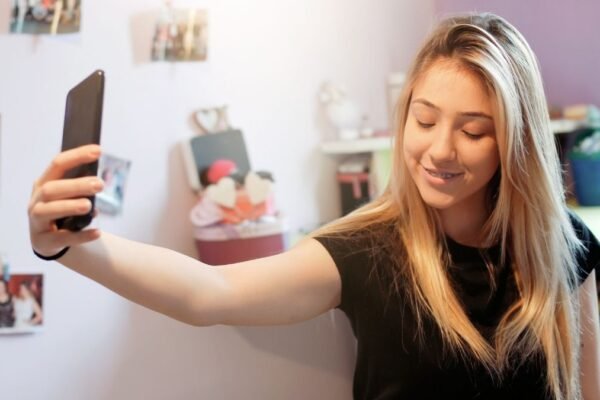 Instagram agora usa inteligência artificial para identificar adolescentes com idade falsa nos perfis. (Imagem: Getty Images via Canva)