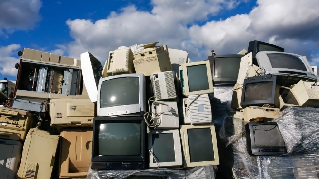 Descarte correto de eletrônicos é essencial para reduzir impactos ambientais (Imagem: Getty Images via Canva)
