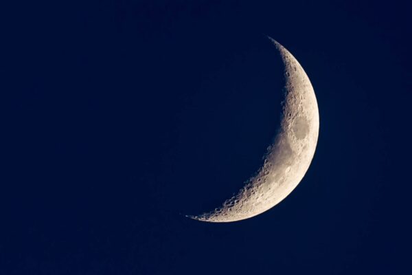 Lua Crescente ilumina o céu e prepara espetáculo lunar nos próximos dias (Imagem: Getty Images via Canva)