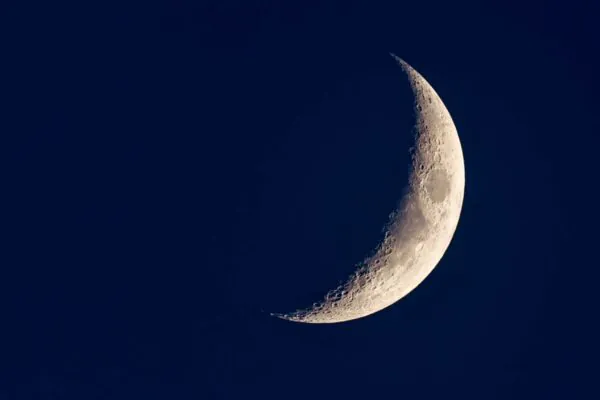 Lua Crescente ilumina o céu e prepara espetáculo lunar nos próximos dias (Imagem: Getty Images via Canva)