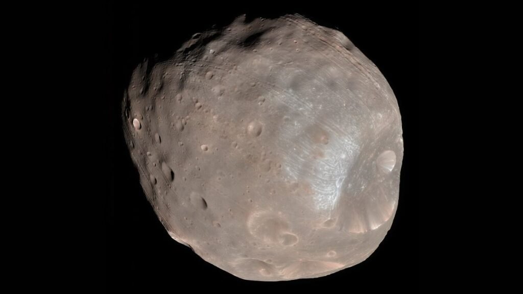 Câmera HiRISE registrou Fobos em alta resolução, destacando cratera Stickney e detalhes geológicos coloridos (Imagem: NASA / JPL-Caltech / Universidade do Arizona)

