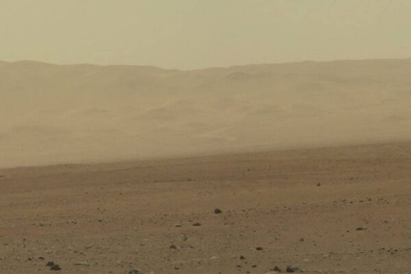 Imagem colorida do Curiosity destaca formações da Cratera Gale registradas pela câmera Mastcam em Marte. (Imagem: NASA/JPL-Caltech/MSSS)