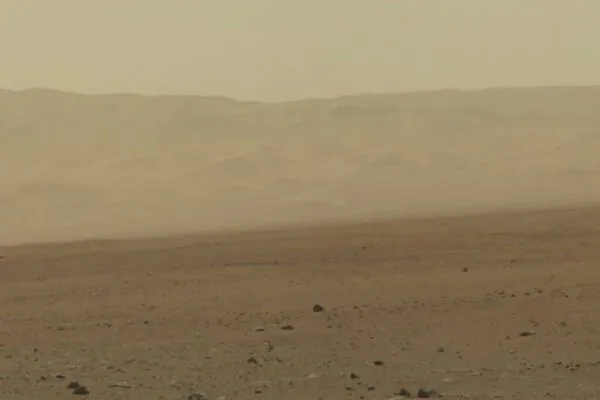 Imagem colorida do Curiosity destaca formações da Cratera Gale registradas pela câmera Mastcam em Marte. (Imagem: NASA/JPL-Caltech/MSSS)