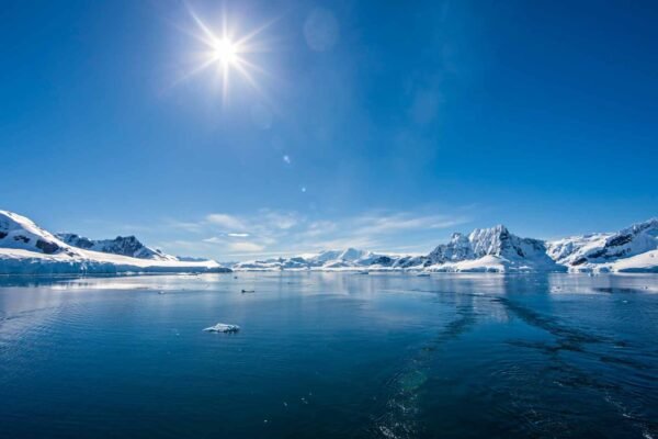 Oceano Antártico pode estar “suando” mais enquanto mudanças climáticas aceleram tempestades intensas. (Imagem: Getty Images via Canva)