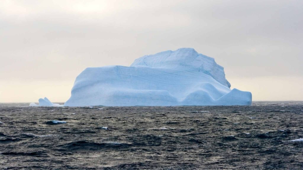 Cientistas detectam aumento preocupante das chuvas em região próxima à Antártida. (Imagem: Getty Images via Canva)
