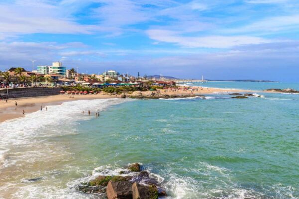 Nível do mar acelera globalmente com aquecimento dos oceanos e derretimento acelerado de gelo. (Imagem: Getty Images via Canva)