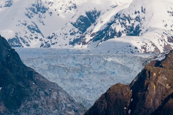 Megatsunami no Alasca atingiu altura impressionante após enorme deslizamento de rochas. (Imagem: Getty Images via Canva)