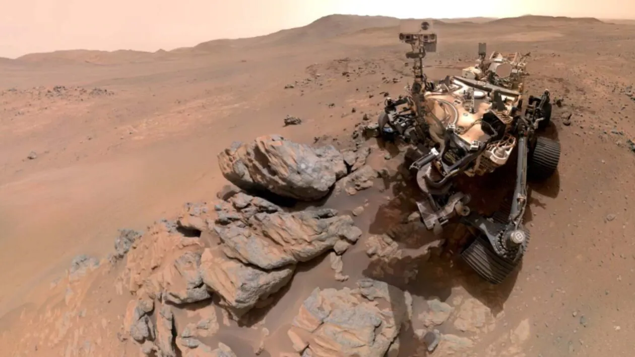 Perseverance registra selfie inédita próximo à formação Arethusa durante exploração extrema na Cratera Jezero. (Imagem: NASA / JPL-Caltech / MSSS)