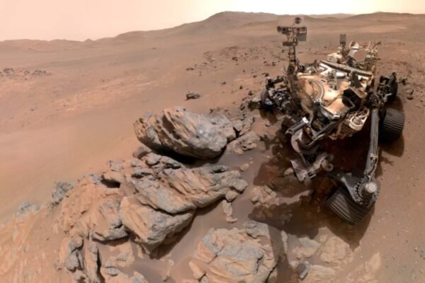 Perseverance registra selfie inédita próximo à formação Arethusa durante exploração extrema na Cratera Jezero. (Imagem: NASA / JPL-Caltech / MSSS)