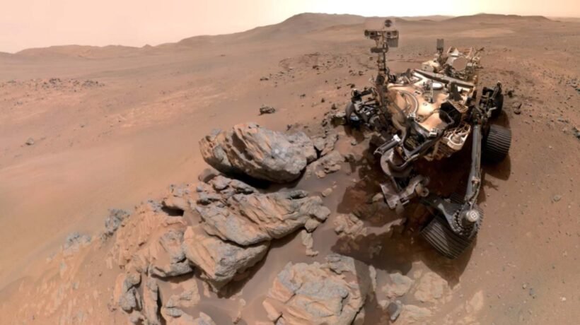 Perseverance registra selfie inédita próximo à formação Arethusa durante exploração extrema na Cratera Jezero. (Imagem: NASA / JPL-Caltech / MSSS)