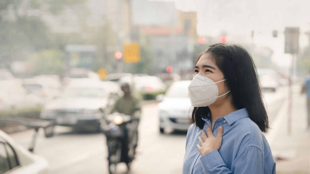 Estudo associa partículas invisíveis do ar a danos silenciosos no cérebro humano. (Imagem: Getty Images via Canva)
