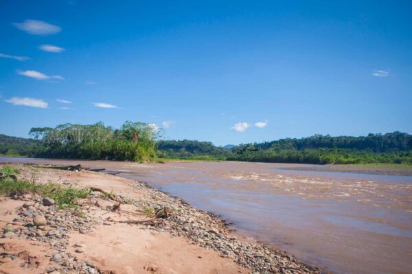 Eventos climáticos extremos estão empurrando rios além dos limites naturais de recuperação. (Imagem: Getty Images via Canva)