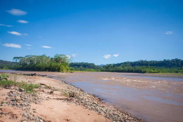 Eventos climáticos extremos estão empurrando rios além dos limites naturais de recuperação. (Imagem: Getty Images via Canva)
