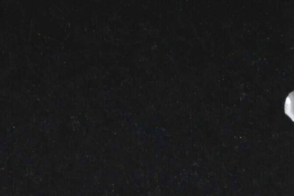 Sonda Juno captura nova imagem detalhada da lua Teba em Júpiter. (Imagem: NASA/JPL-Caltech)