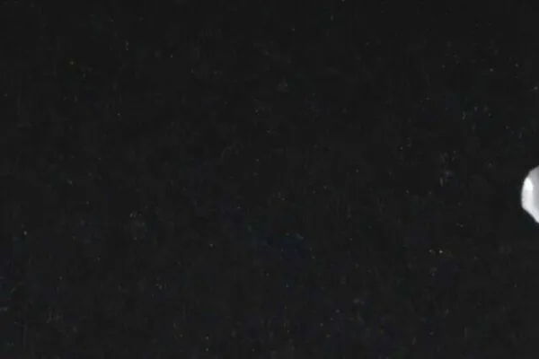 Sonda Juno captura nova imagem detalhada da lua Teba em Júpiter. (Imagem: NASA/JPL-Caltech)