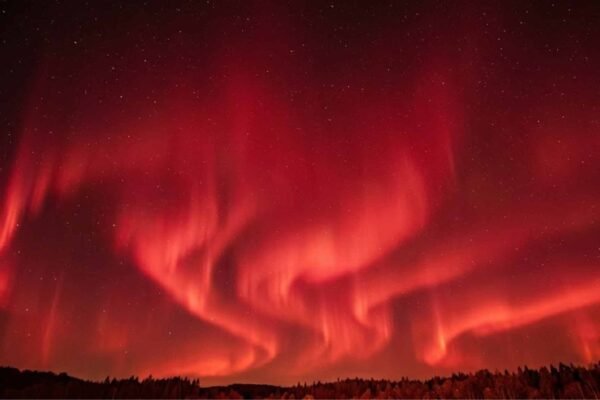 Céus vermelhos medievais revelaram sinais de intensa atividade solar há 800 anos. (Imagem: Fala Ciência via Gemini)