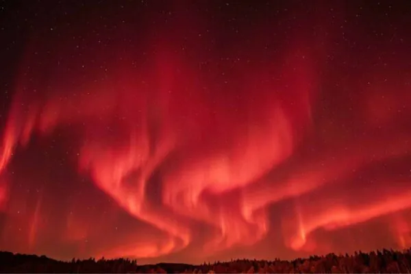 Céus vermelhos medievais revelaram sinais de intensa atividade solar há 800 anos. (Imagem: Fala Ciência via Gemini)