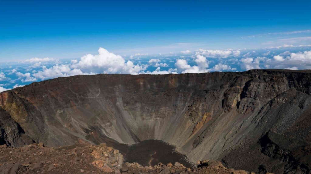 Erupção do Piton de la Fournaise transformou rapidamente a costa da Ilha de Reunião. (Imagem: Getty Images via Canva)
