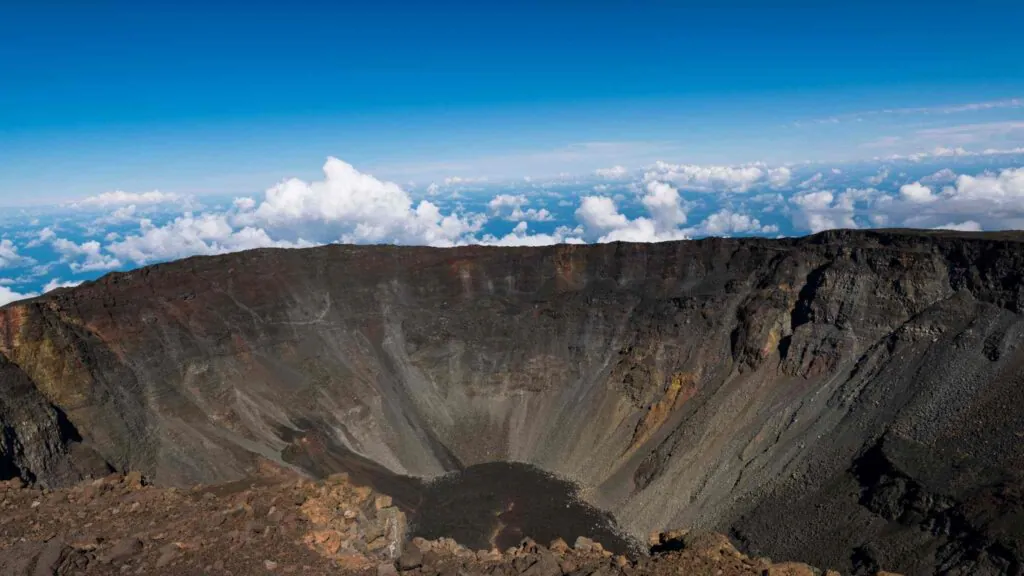 Erupção do Piton de la Fournaise transformou rapidamente a costa da Ilha de Reunião. (Imagem: Getty Images via Canva)