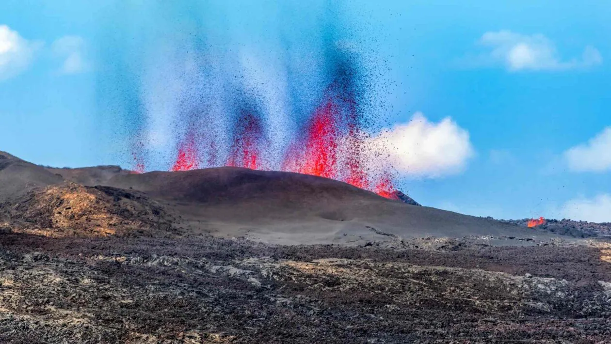 Lava do vulcão criou uma nova faixa de terra no Oceano Índico. (Imagem: Getty Images via Canva)