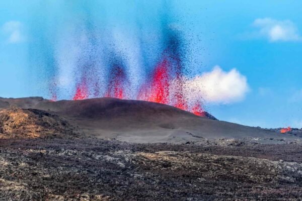 Lava do vulcão criou uma nova faixa de terra no Oceano Índico. (Imagem: Getty Images via Canva)