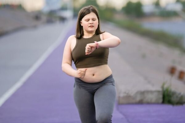 Exercício melhora hormônios em adolescentes com obesidade. (Foto: Getty Images via Canva)