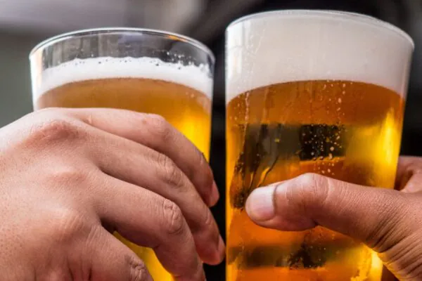 Mais álcool, maior risco à saúde geral. (Foto: Pexels via Canva)