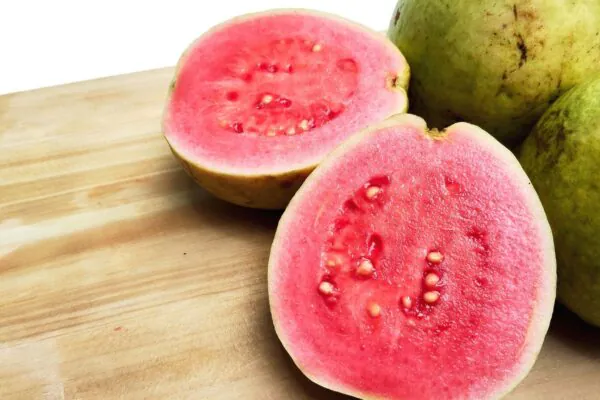Goiaba reúne vitamina C e antioxidantes potentes. (Foto: Ginanperdana via Canva)