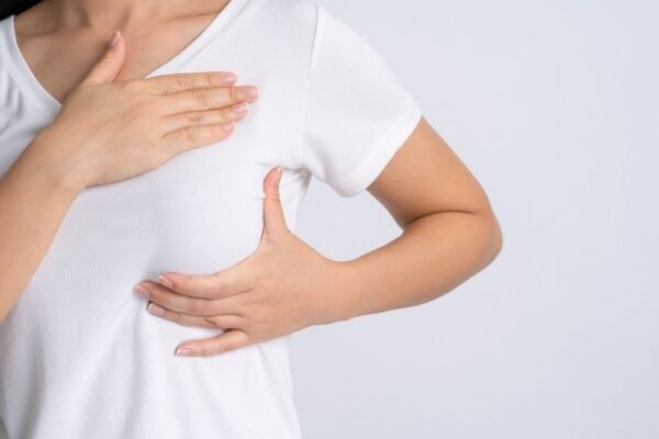 Estudo identifica sinais do câncer de mama inflamatório. (Foto: Getty Images via Canva)