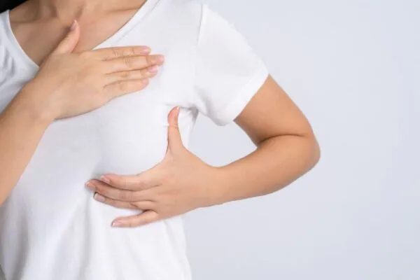 Estudo identifica sinais do câncer de mama inflamatório. (Foto: Getty Images via Canva)