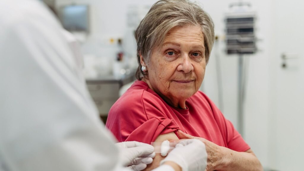 Idosos e gestantes recebem nova dose no Rio. (Foto: Halfpoint via Canva)