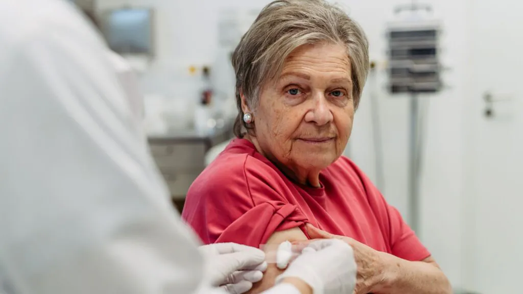 Idosos e gestantes recebem nova dose no Rio. (Foto: Halfpoint via Canva)