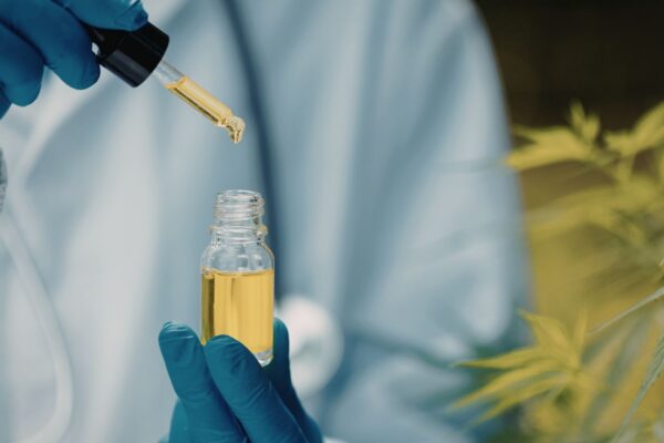 Cannabis medicinal cresce entre mulheres no Brasil. (Foto: Smaranda Dragan's Images via Canva)