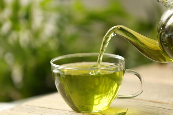 Infusão diária de chá verde mostra efeitos no fígado. (Foto: Pixelshot via Canva)