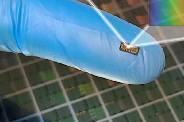 Chip microscópico com IA promete transformar celulares em laboratórios químicos portáteis. (Imagem: Laboratório de Pesquisa de Nanodispositivos e Nanossistemas Integrados da UC Davis)