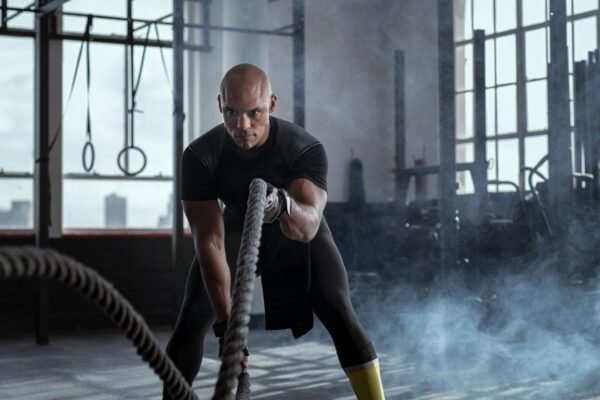Treino intenso pode diminuir desejo por cigarro. (Foto: Rido via Canva)