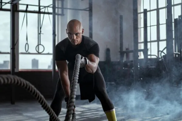 Treino intenso pode diminuir desejo por cigarro. (Foto: Rido via Canva)