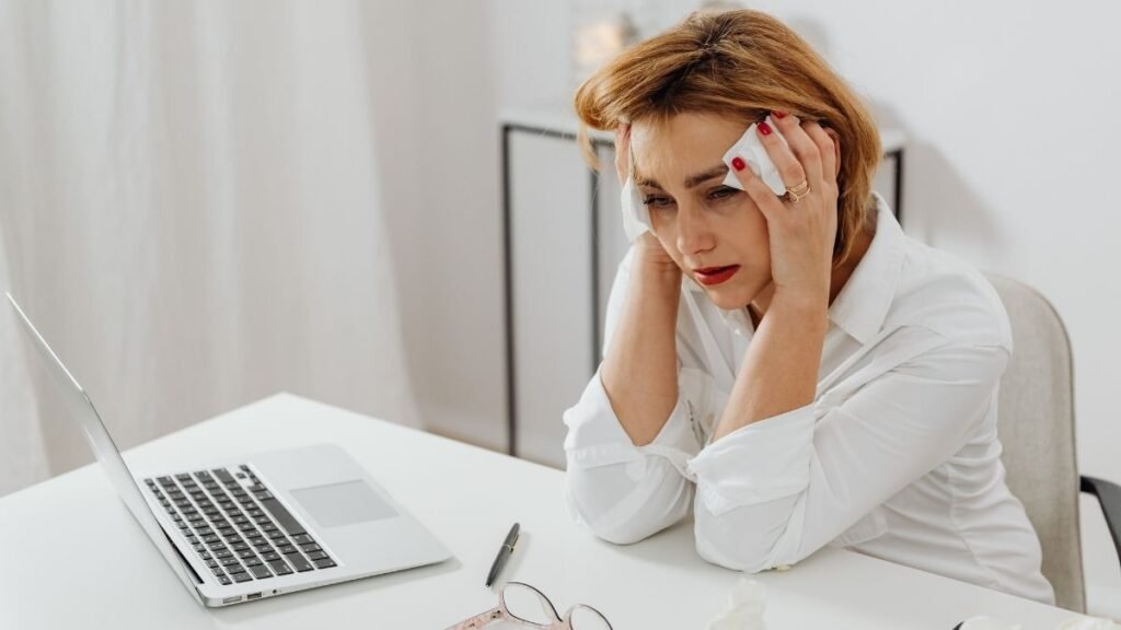 Estado emocional altera o controle da dieta. (Foto: Pexels via Canva)
