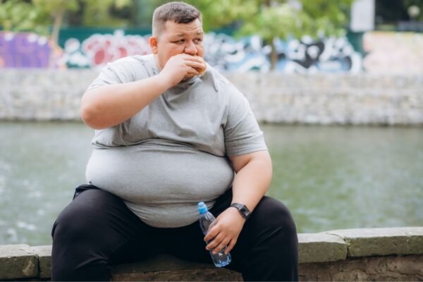 Estudo liga obesidade paterna ao metabolismo infantil. (Foto: Getty Images via Canva)
