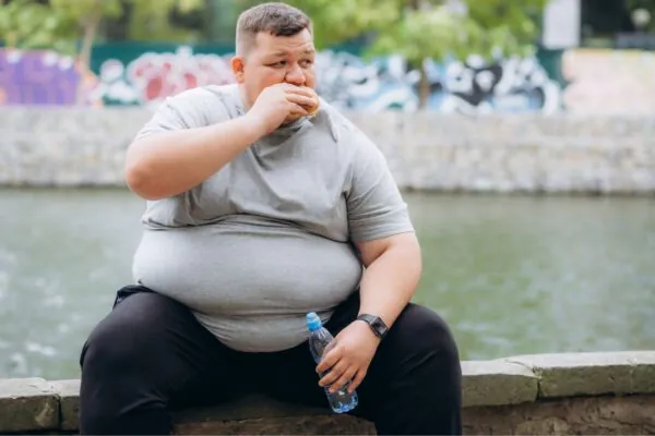 Estudo liga obesidade paterna ao metabolismo infantil. (Foto: Getty Images via Canva)
