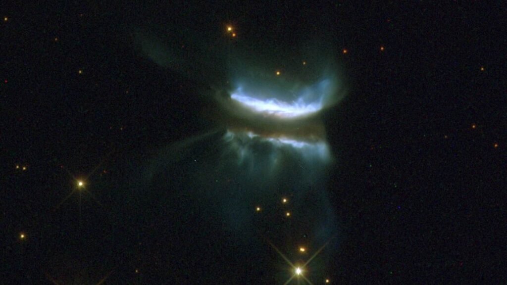 Imagem do disco IRAS 23077+6707 processada com dados ópticos captados pelo telescópio Hubble. (Imagem: Meli thev/ CC BY-SA 4.0)  
