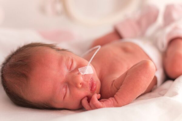 Nova regra amplia prevenção do VSR em prematuros. (Foto: Getty Images via Canva)