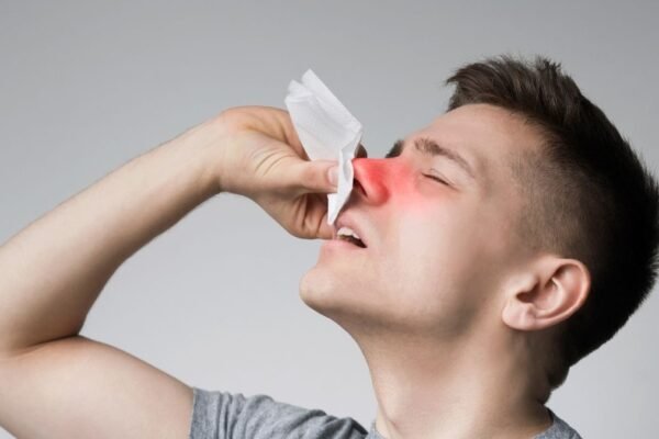 Estudo associa alergia e Alzheimer em idosos. (Foto: Prostock-studio via Canva)