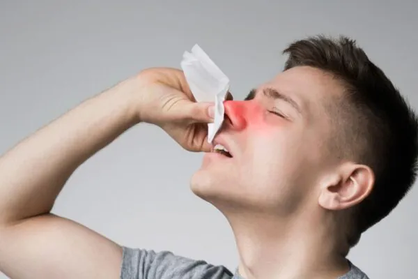 Estudo associa alergia e Alzheimer em idosos. (Foto: Prostock-studio via Canva)