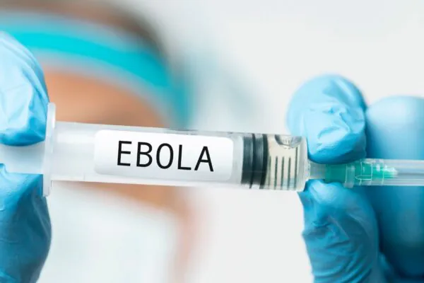 Ebola se espalha rápido e preocupa autoridades. (Foto: Getty Images via Canva)