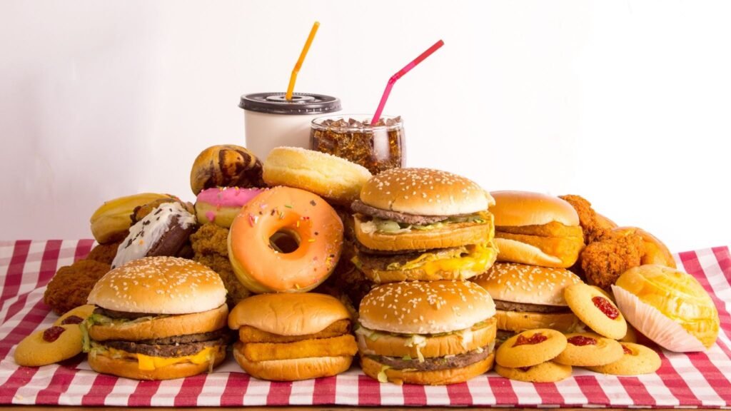 Alimentos ultraprocessados afetam foco e concentração. (Foto: Getty Images via Canva)